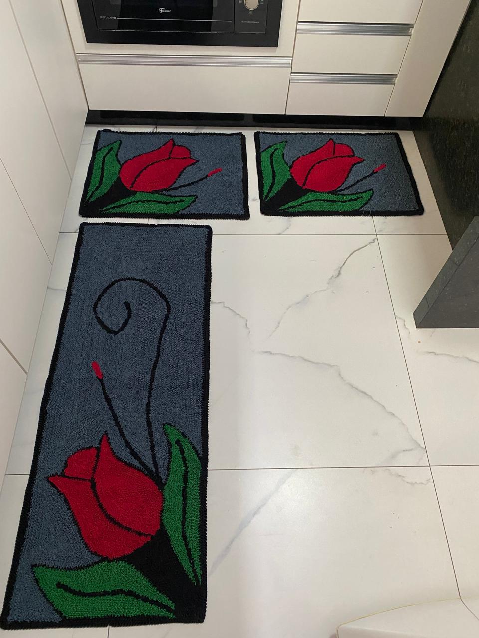 Jogo de tapetes frufru grafite com tulipa vermelha
